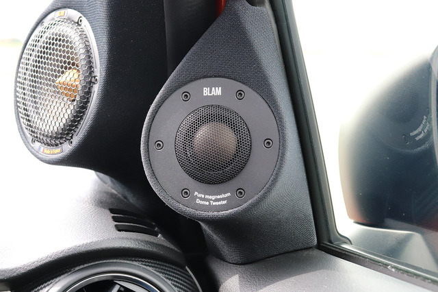 ドアスピーカーが「アウター化」にて取り付けられたオーディオカーの一例(製作ショップ:AVカンサイ<大阪府>)。