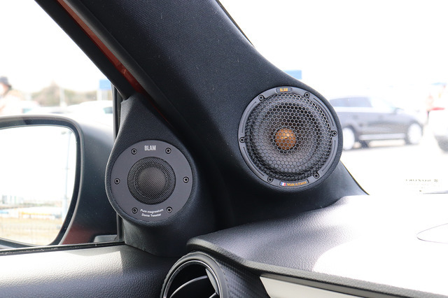 ドアスピーカーが「アウター化」にて取り付けられたオーディオカーの一例(製作ショップ:AVカンサイ<大阪府>)。