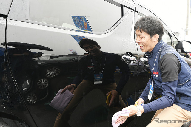 ソフト99「レインドロップ(バズーカタイプ)」実演…モーターファンフェスタ2022