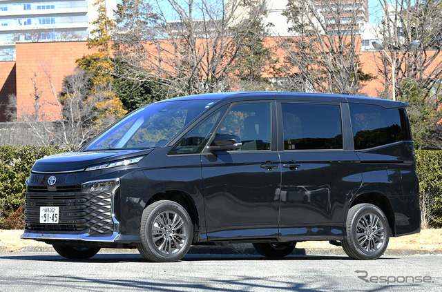 トヨタ ヴォクシー 新型(ハイブリッド 4WD)
