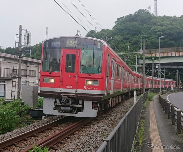赤い1000形2本を併結した列車。前4両はすでに廃車された1059編成。同車が車両基地で2本揃って披露されるのは最初で最後となる。