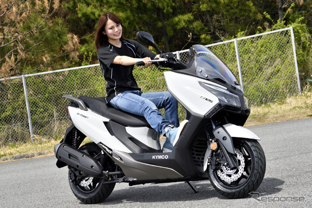 キムコ X-TOWN CT125。モデルは小鳥遊レイラさん