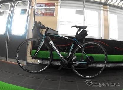 車内では自転車を手で押さえて固定する。ロードバイク、クロスバイク、マウンテンバイクランドナー、スポルティーフ、ミニベロの持込みもできる。