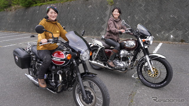 現行モデルに乗るバイク女子も興味津々。