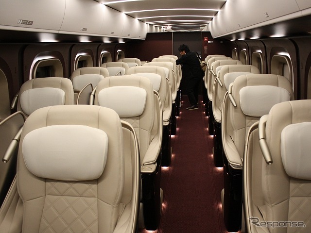 北陸新幹線W7系のグランクラス車内。議員パスでも無料で利用できない絶対領域だ。