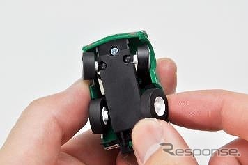4つのタイヤはそれぞれ独立して上下左右に動く (c) TOMY