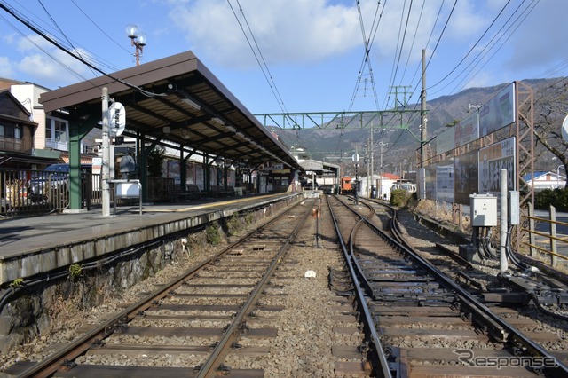 箱根登山鉄道の終点・強羅(ごうら)駅。接続する鋼索線(ケーブルカー)は運賃据置きとなる。