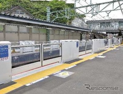 2030年代中頃までには全駅でホームドアやホーム固定柵の整備が進められる予定。写真は本線追浜（おっぱま）駅のホームドア。