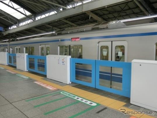 池袋駅のホームドア。