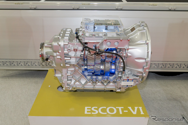 トラックといえば、MT車というイメージだが、ESCOT-VIによる正確で迅速なオートマチックギアチェンジシステムにより、ドライバーの負担が軽減される。