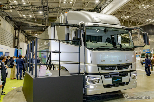 大型トラックでは初となる追従走行とレーンキープ:三菱ふそう…ジャパントラックショー2022