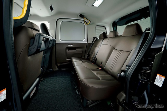 トヨタ JPN TAXI 匠(上級グレード)(内装色:黒琥珀)<オプション装着車>