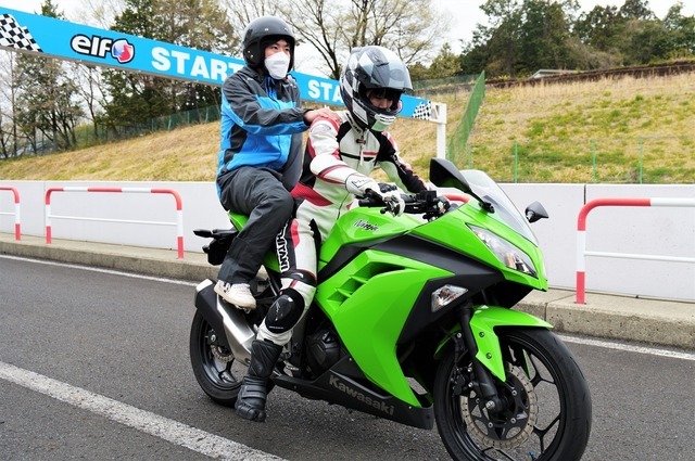 ゲーマー諸君!ゲームだからって運転ナメてない?バイク声優が『MotoGP 22』で役立つ運転テクを”現実の”サーキットで伝授!