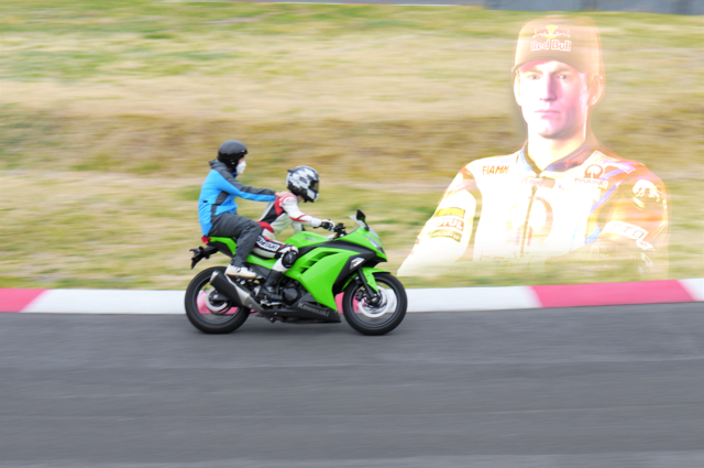 ゲーマー諸君!ゲームだからって運転ナメてない?バイク声優が『MotoGP 22』で役立つ運転テクを”現実の”サーキットで伝授!