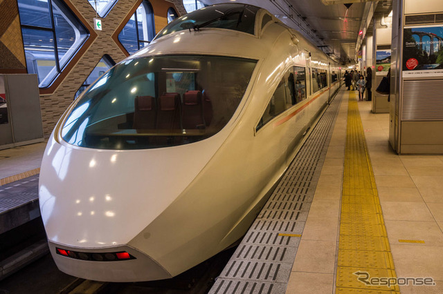 新宿駅で発車を待つ50000形VSE。