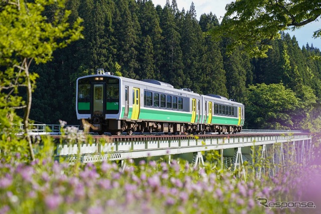 只見線の主力車両キハE120。