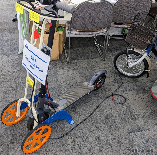 電動キックボード用の移動型ワイヤレス給電スタンド