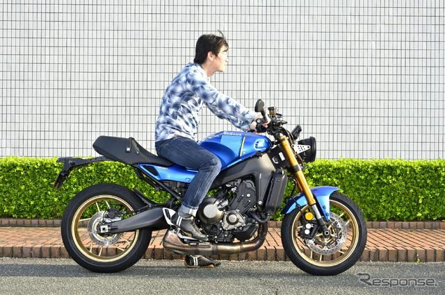 筆者が新型XSR900の足つき性をチェック