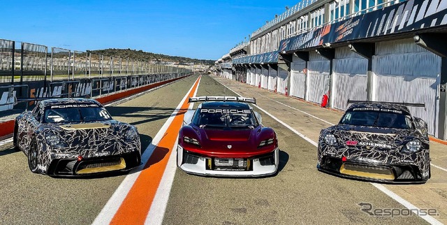 ポルシェ 718 ケイマン GT4 eパフォーマンス と ミッションR(中央)
