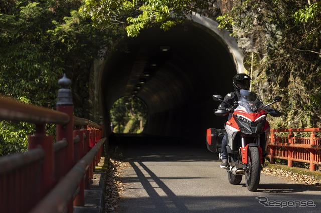 保津峡の渓谷の合間に現れた隧道と落合橋