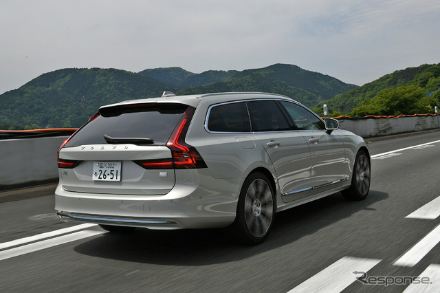 ボルボ V90 T8 AWD インスクリプション