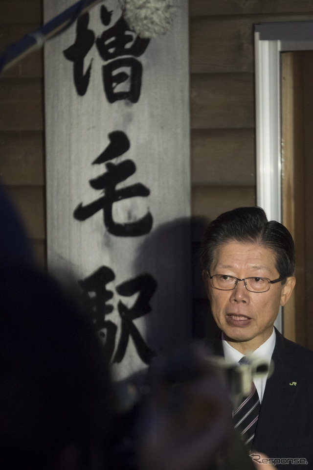 2016年12月に廃止された留萌本線増毛駅で会見を受ける島田修社長。在職約8年で6線区の廃止に踏み切り、北海道新幹線開業、運賃値上げ、大雪対策などにも尽力した。