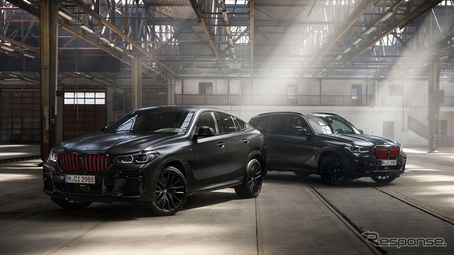 X6 エディションブラックバーミリオン（左）とBMW X5 エディションブラックバーミリオン（右）