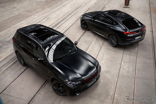 BMW X5 エディションブラックバーミリオン(左)とX6 エディションブラックバーミリオン(右)