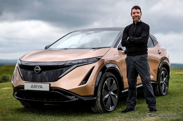 日産 アリア と探検家のクリス・ラムゼイ氏