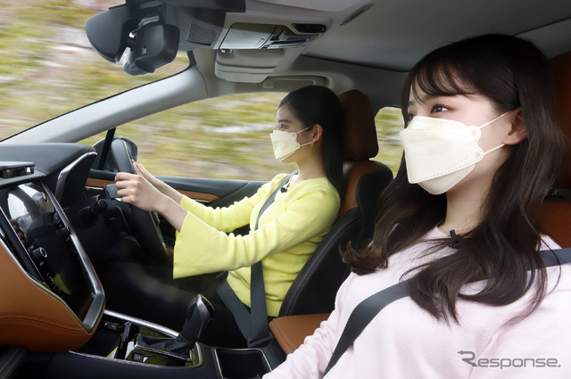 レガシィ アウトバックでドライブの楽しさを実感するスバルスターズの佐藤あかりさん(奥)と平澤果歩さん