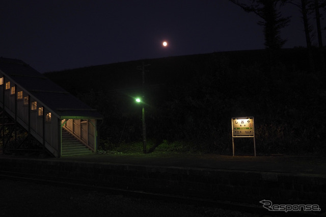 夜の函館本線塩谷駅。2017年9月4日。