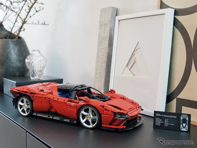 レゴテクニック・フェラーリ・デイトナSP3 (c) 2022 The LEGO Group.