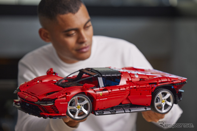 レゴテクニック・フェラーリ・デイトナSP3 (c) 2022 The LEGO Group.