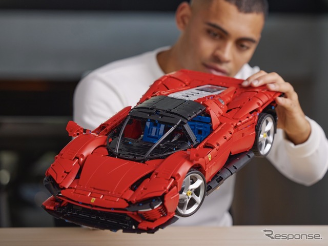 レゴテクニック・フェラーリ・デイトナSP3 (c) 2022 The LEGO Group.