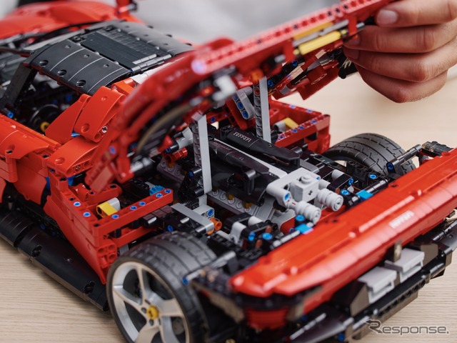 レゴテクニック・フェラーリ・デイトナSP3 (c) 2022 The LEGO Group.