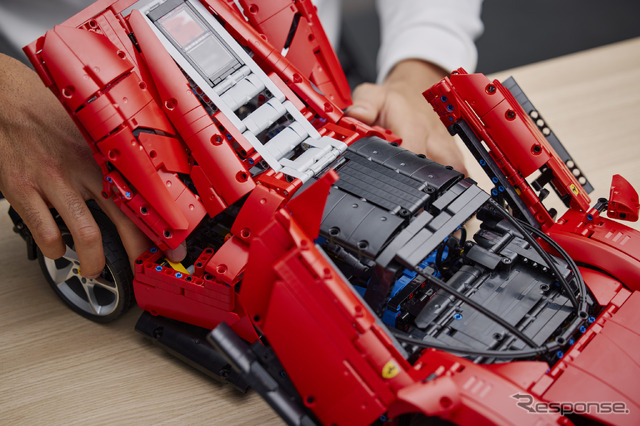 レゴテクニック・フェラーリ・デイトナSP3 (c) 2022 The LEGO Group.