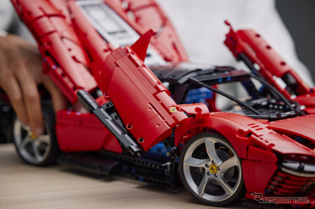 レゴテクニック・フェラーリ・デイトナSP3 (c) 2022 The LEGO Group.