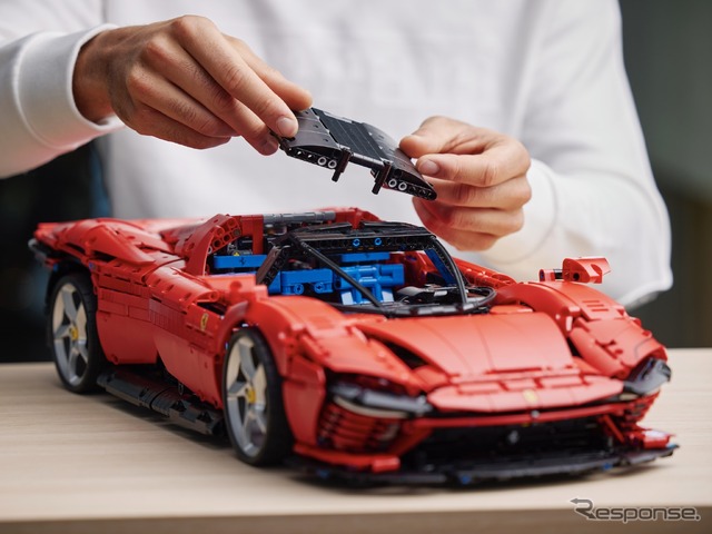 レゴテクニック・フェラーリ・デイトナSP3 (c) 2022 The LEGO Group.
