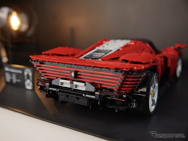 レゴテクニック・フェラーリ・デイトナSP3 (c) 2022 The LEGO Group.