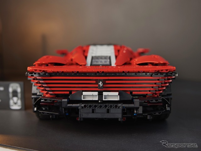 レゴテクニック・フェラーリ・デイトナSP3 (c) 2022 The LEGO Group.