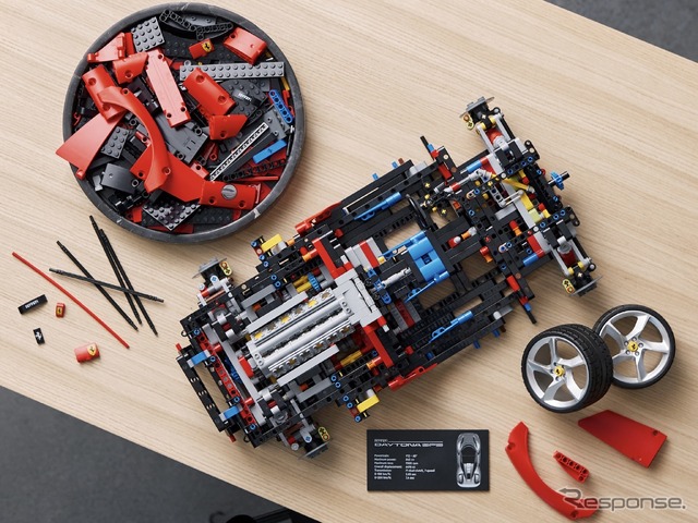 レゴテクニック・フェラーリ・デイトナSP3 (c) 2022 The LEGO Group.