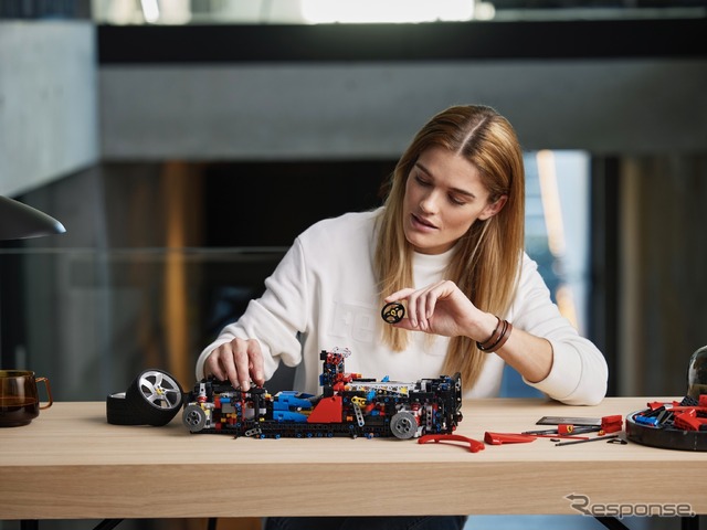 レゴテクニック・フェラーリ・デイトナSP3 (c) 2022 The LEGO Group.