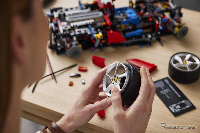 レゴテクニック・フェラーリ・デイトナSP3 (c) 2022 The LEGO Group.