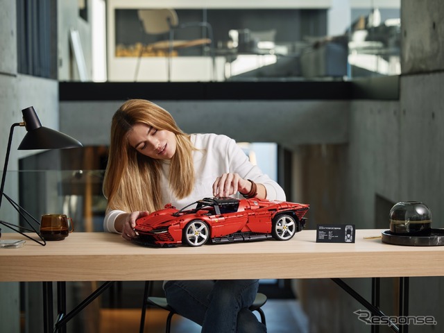 レゴテクニック・フェラーリ・デイトナSP3 (c) 2022 The LEGO Group.