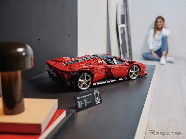レゴテクニック・フェラーリ・デイトナSP3 (c) 2022 The LEGO Group.