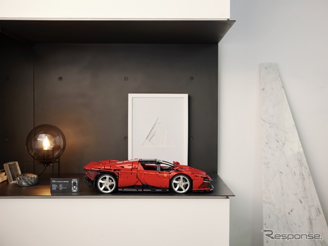 レゴテクニック・フェラーリ・デイトナSP3 (c) 2022 The LEGO Group.