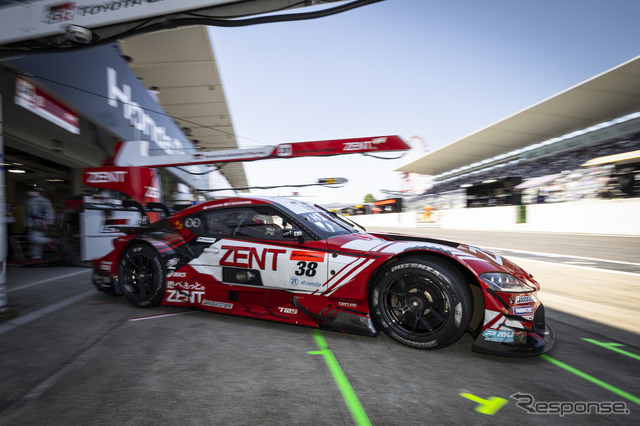 ピットからコースインに向けて飛び出すGT500車両(#38 ZENT CERUMO GR Supra(立川祐路/石浦宏明))