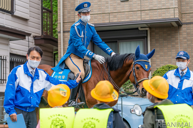 小学生の登校を見守る学童交通整理