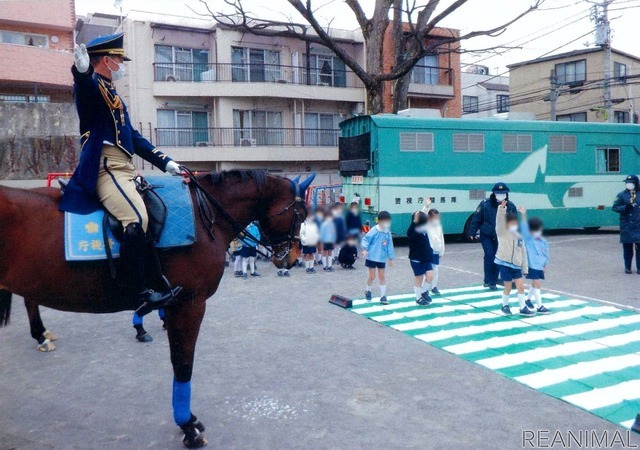 幼稚園や小学校を訪問し、交通ルールを守る大切さを理解してもらうための活動も行う