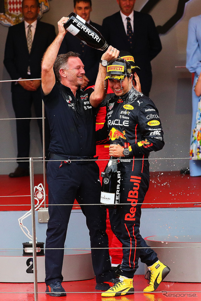 モナコの表彰式。勝ったペレスをレッドブルのチーム代表であるクリスチャン・ホーナーが祝福。